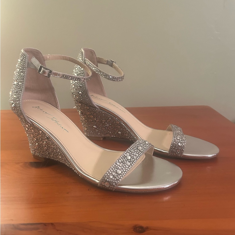 Betsey Johnson Debie Pump.   Silver.  New, never worn.  Size 11. - Picture 7 of 8